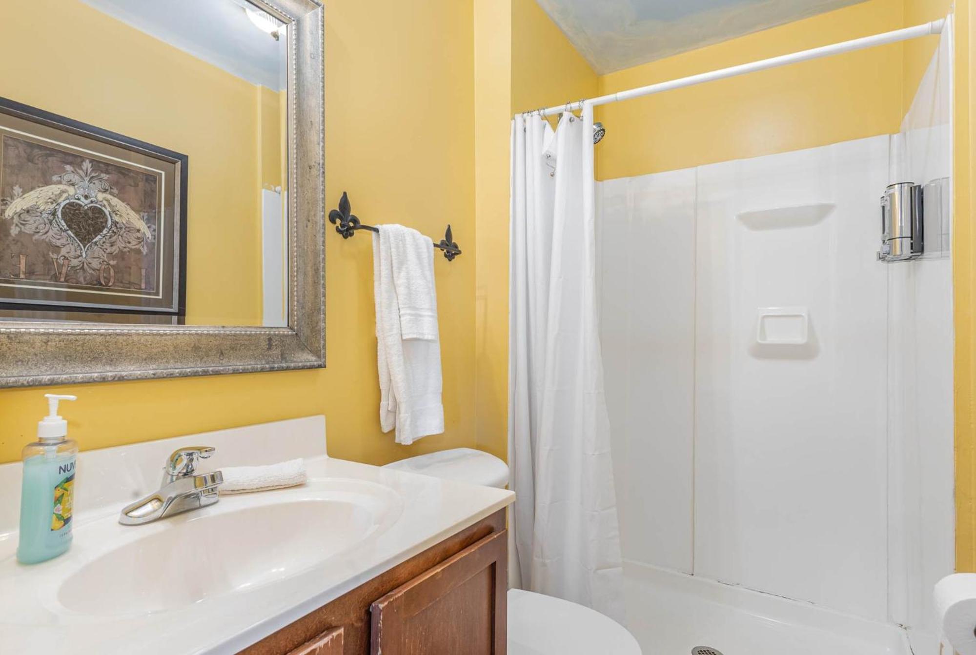 Spacious Upstairs 1Bed- Walking Distance To Beach Outlet Mall 미시건 시티 외부 사진