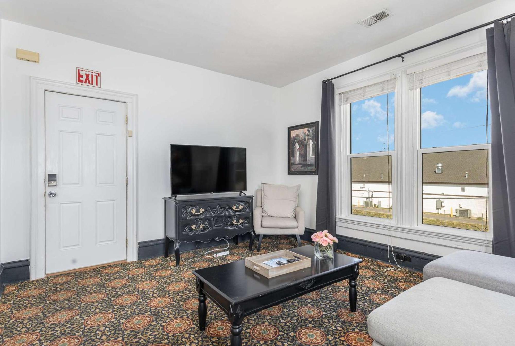 Spacious Upstairs 1Bed- Walking Distance To Beach Outlet Mall 미시건 시티 외부 사진